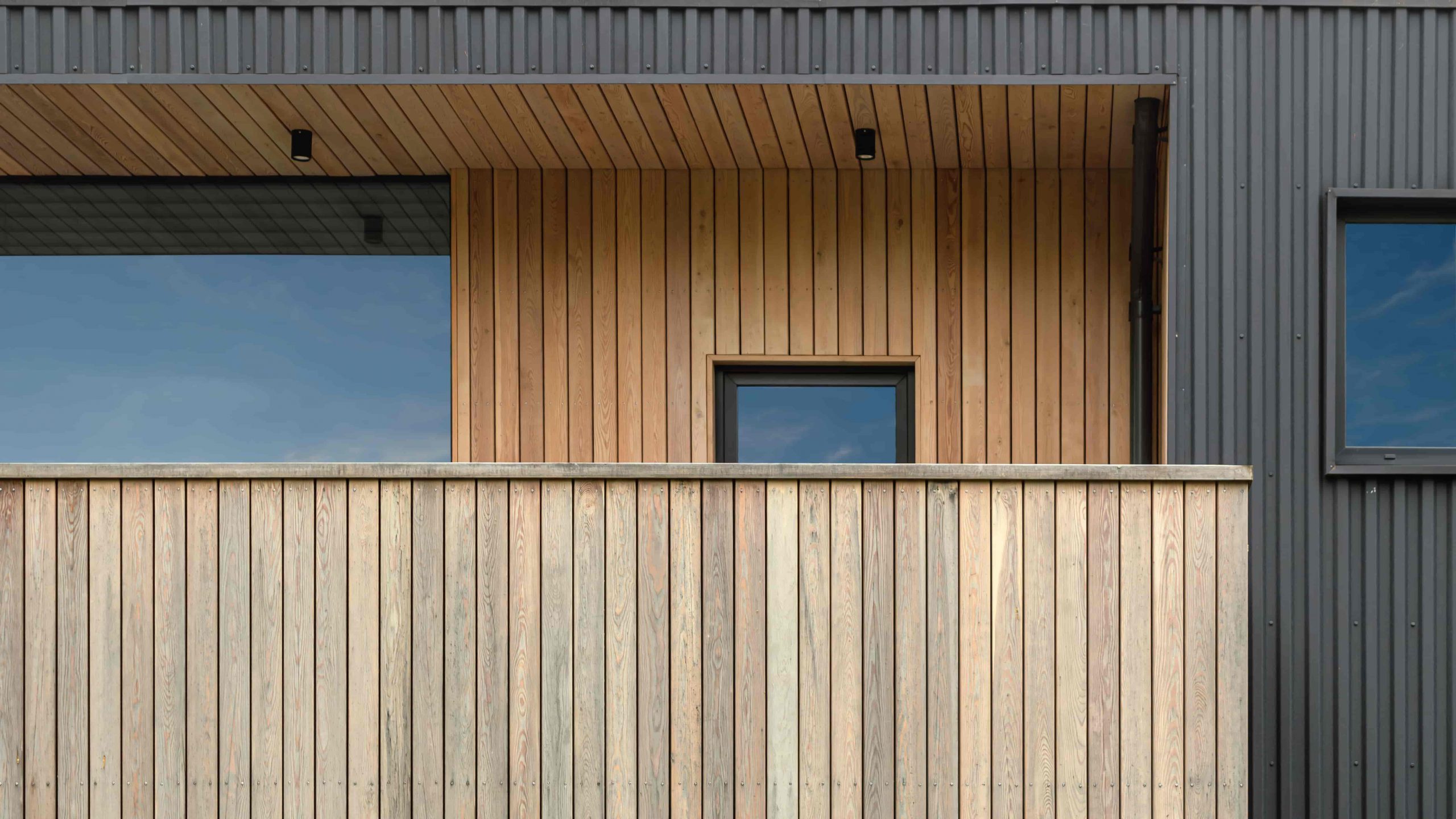 Detailaufnahme einer Holzfassade.