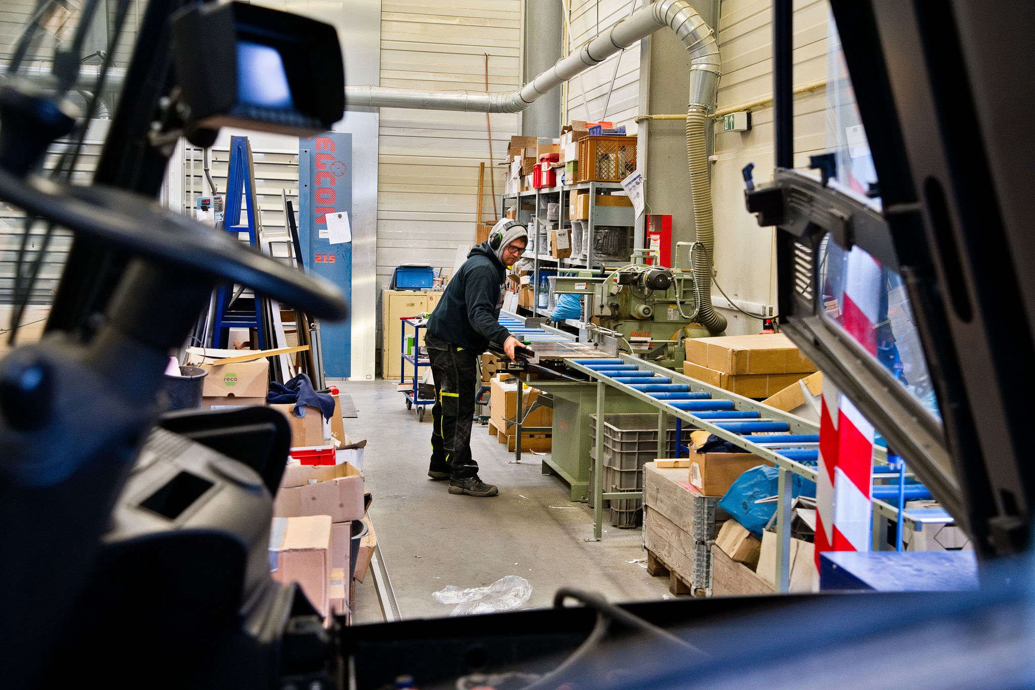 Foto aus der Produktionshalle der Henke AG als Symbolbild für Sonderbau im Metallbau.